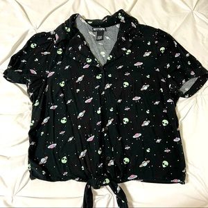 Hot Topic Alien Tie Front Button Up Crop Top